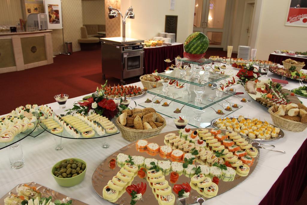 Hotel Odra ออสตราวิเซ ภายนอก รูปภาพ